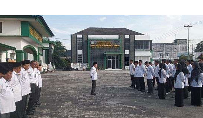 Kakan Kemenag Bengkalis Drs H Khaidir memimpin apel pagi di halaman kemenag Bengkalis, Senin (26/5/2025).