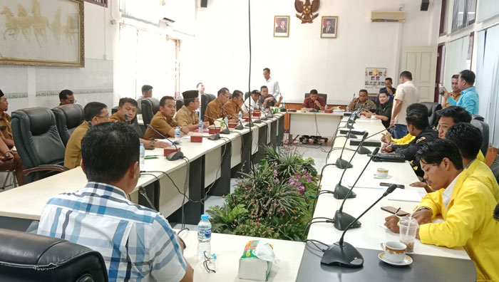 Komisi II DPRD Kuansing, memanggil PT Sinergi Inti Makmur (SIM) terkait banyaknya temuan ikan mati di Sungai Singingi, Senin (26/5/2025) di gedung DPRD Kuansing.