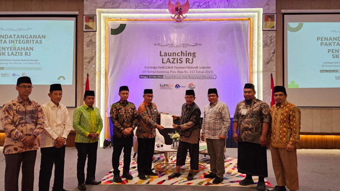 Penyerahan SK LAZIS RJ oleh Kabid Penerangan Agama Islam dan Pemberdayaan Zakat dan Wakaf, Mas Jekki Amri kepada Ketua Yayasan Nadwah Islamiyah, Mashudi disaksikan Wako Pekanbaru, Ahad (25/5/2025).
