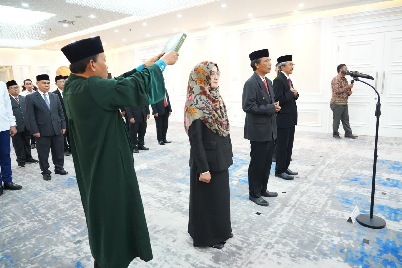 Menteri Agama RI, Nasaruddin Umar resmi melantik Prof Dr Leny Nofianti sebagai Rektor Universitas Islam Negeri (UIN) Sultan Syarif Kasim (Suska) Riau periode 2025-2029.