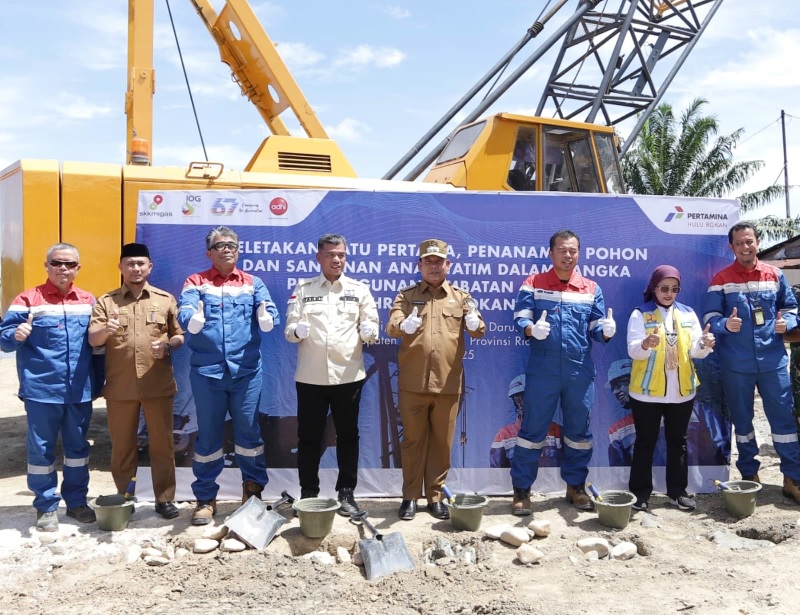 Wabup Rohul H Syafaruddin Poti SH MM (empat kanan) foto bersama usai meletakkan batu pertama pembangunan Jembatan Jurong Desa Bonai, Kecamatan Bonai Darussalam, Rohul. Senin (26/5/2025).
