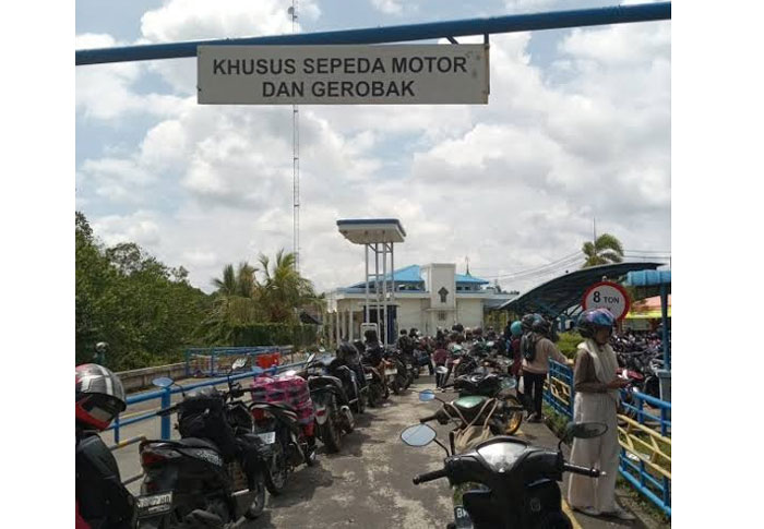 Antrean sepeda motor di Penyeberangan Ro-Ro Pakning beberapa waktu lalu. Menjelang MTQ Riau di pulau Bengkalis penyeberangan hanya dilayani dua kapal Ro-Ro.
