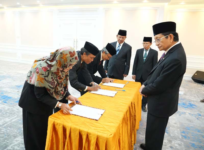 Rektor UIN Suska Riau Prof Dr Leny Nofianti (kiri) menandatangani berita acara saat pelantikan oleh Menteri Agama Nasaruddin Umar di Jakarta, Senin (26/5/2025).