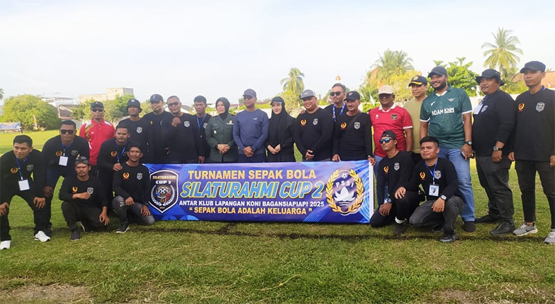 Wabup Rohil Jhony Charles foto bersama sejumlah pengurus KONI Rohil dan panitia pelaksana turnamen di Lapangan KONI Rohil di Bagansiapiapi, Selasa (27/5/2025).