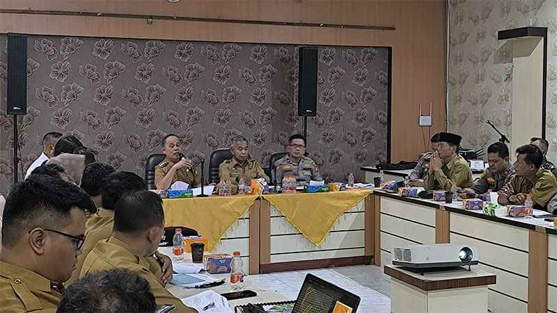 Bupati H Herman memimpin rapat koordinasi penanganan banjir di beberapa daerah di Inhil bersama pihak terkait di Aula Bappeda, Senin (26/5/2025)