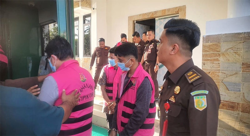 Kejari Kampar menetapkan dan menahan lima tersangka dalam kasus dugaan korupsi dana KUR pada Bank BUMN KCP Bangkinang periode 2021-2023, Selasa (27/5/2025).