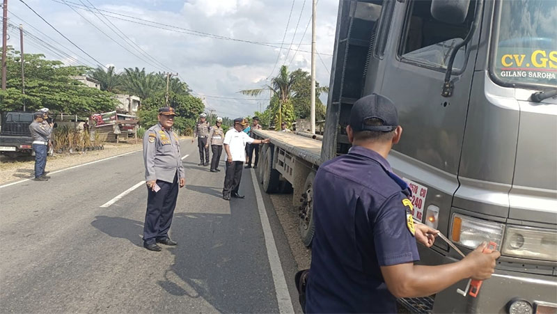 Petugas dari Dishub dan Satlantas Polres Rohul gelar razia angkutan barang, penumpang dan truk ODOL di jalan provinsi, Kecamatan Tambusai, baru-baru ini.