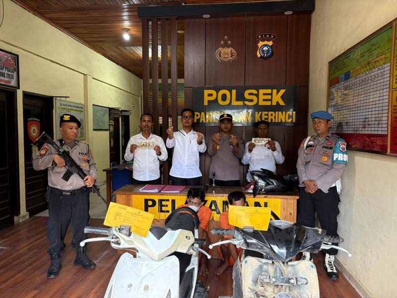 Dua tersangka curanmor saat diamankan bersama barang bukti di Mapolsek Pangkalankerinci, Senin (26/5/2025).