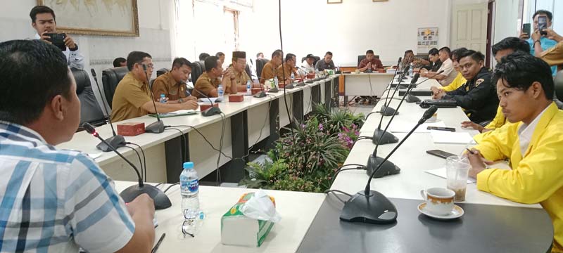 Komisi II DPRD Kuansing memanggil PT Sinergi Inti Makmur  untuk hearing terkait banyaknya temuan ikan mati di Sungai Singingi di gedung DPRD Kuansing, Senin (26/5/2025).