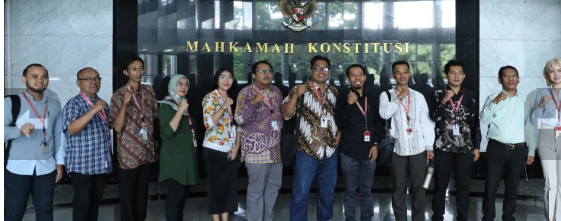 Para Pemohon Prinsipal bersama kuasa hukum berfoto bersama usai sidang Putusan uji Undang-Undang Nomor 20 Tahun 2003 tentang Sistem Pendidikan Nasional, Selasa (27/5/2025) di luar Ruang Sidang MK.
