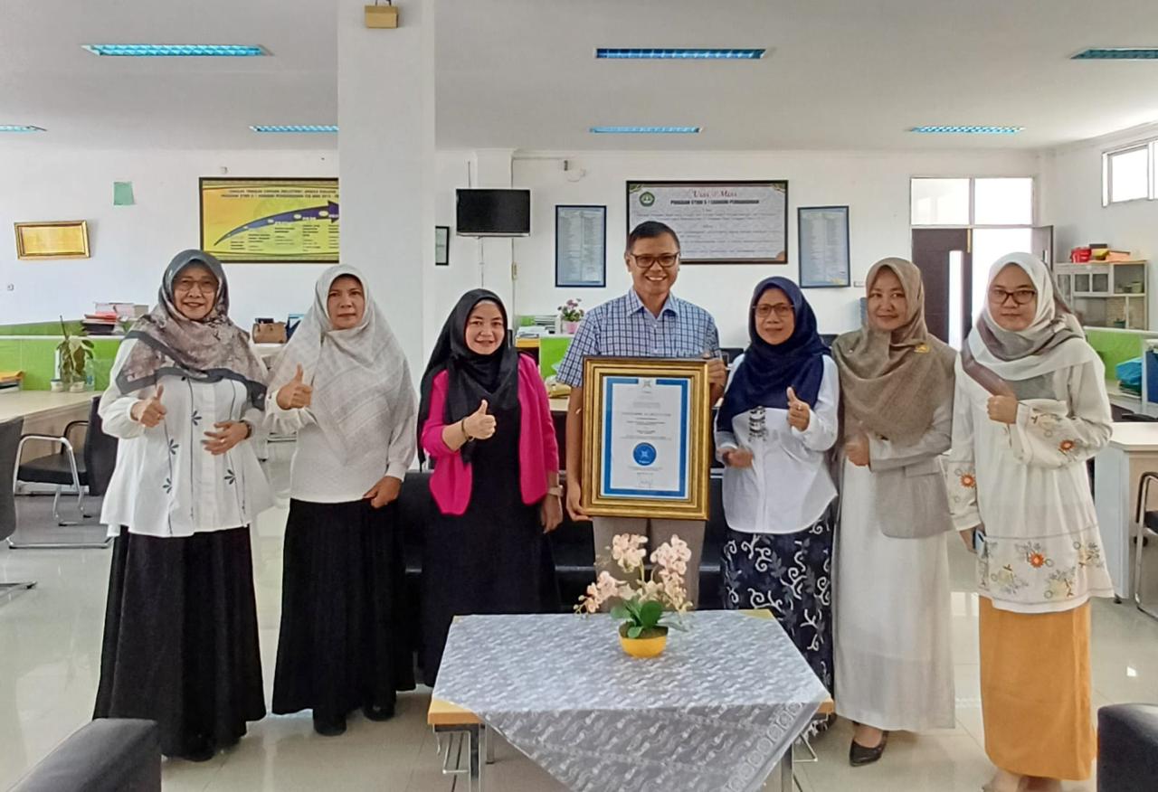 Jajaran civitas Prodi Ekonomi Pembangunan, Jurusan Ilmu Ekonomi, Fakultas Ekonomi dan Bisnis Unri, foto bersama, Senin (26/5/2025).