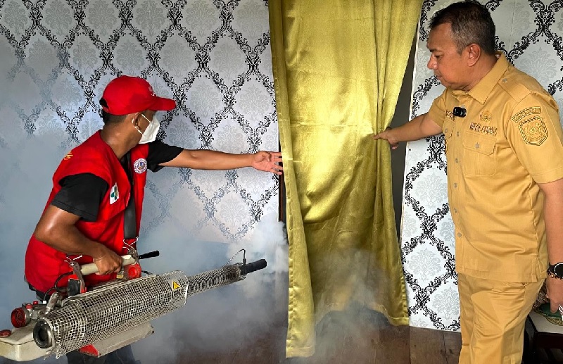 Wabup Meranti Muzamil pimpin Tim Fogging DBD di lokasi terdampak Jl Muzafar Kecamatan Tebingtinggi, Kepulauan Meranti, Selasa (27/5/2025).