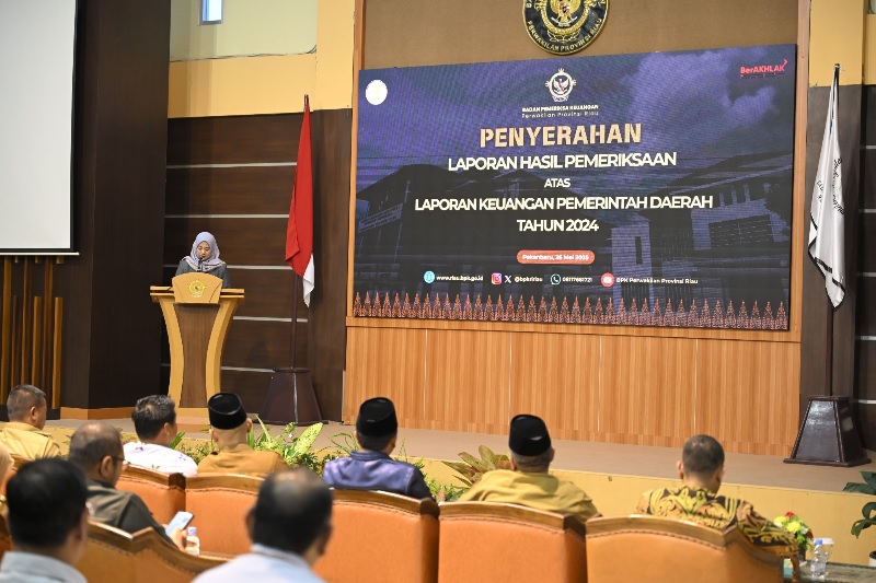 Ketua DPRD Rohil Ilhammi STrKeb, menyampaikan sambutan pada kegiatan penyerahan LHP atas Laporan Keuangan Pemda tahun anggaran 2024 di Pekanbaru, Senin (26/5/2025).