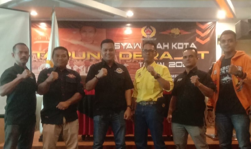 Riko Azhari (tiga kiri) foto bersama Sekretaris Asprov Kodrat Riau Subiantoro dan Tim Penjaringan dan Penyaringan usai Muskot Kodrat Pekanbaru di Hotel Alpha Pekanbaru.