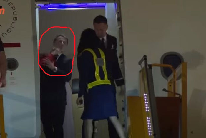 Viral Presiden Prancis ditampar istrinya itu, pasangan ini menuruni tangga pesawat dan menjalani penyambutan resmi.