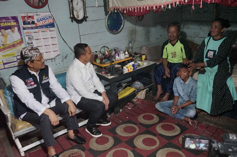 Menteri Sosial (Mensos) Saifullah Yusuf bersama Gubernur Riau Abdul Wahid mengunjungi rumah warga  di Jalan Nelayan gang MDA, Rumbai, Kota Pekanbaru, Selasa (27/5/2025).
