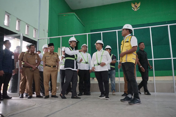 Menteri Sosial Saifullah Yusuf didampingi Gubernur Riau Abdul Wahid meninjau pengerjaan  Sekolah Rakyat di Sentra Abiseka Jalan Sekolah Rumbai Pekanbaru, Selasa (27/5/2025).