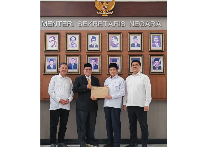 Ketua STAIN Bengkalis Dr H Abu Anwar menerima SK perubahan status STAIN jadi IAIN Datuk Laksamana Bengkalis dari Menteri Agama RI, Nasaruddin Umar di Kantor Kemenag di Jakarta, Senin (26/5/2025).