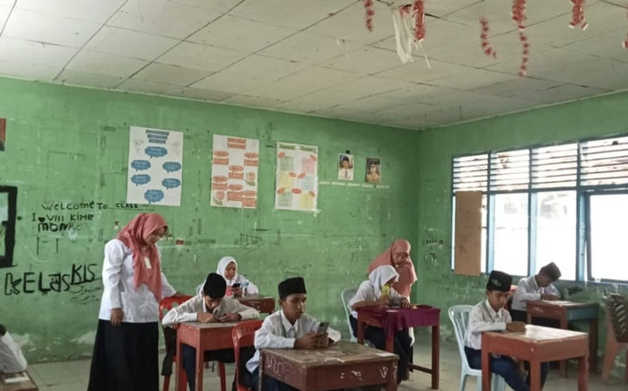 Para siswa MTs YPPI Bengkalis mengikuti ujian berbasis online yang diakses melalui perangkat android, Senin (26/5/2025).