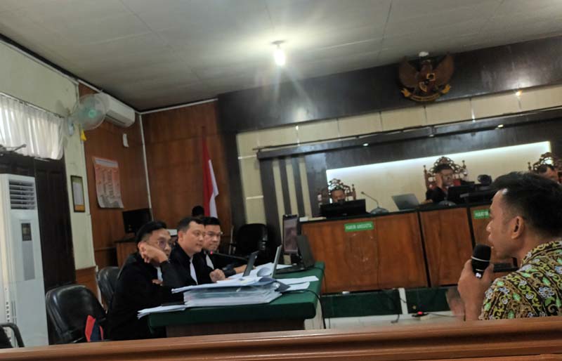 ASN staf Setdako Pekanbaru Darmanto melihat barang bukti di monitor yang ditampilkan JPU KPK saat bersaksi dalam persidangan perkara korupsi