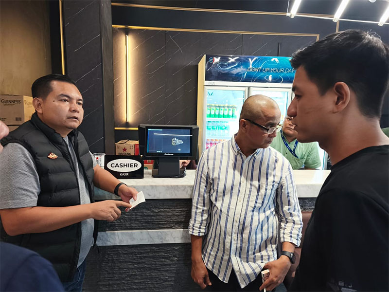 Plh Kepala Bapenda Pekanbaru Tengku Denny Muharpan saat melakukan pengecekan pajak lokasi biliar di Pekanbaru, Rabu (28/5/2025) dini hari
