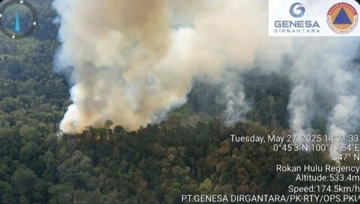 Kabut asap akibat Karhutla di kawasan Perbukitan Desa Rokan Koto Ruang, Kecamatan Rokan IV Koto Rohul, Selasa (27/5/2025) petang.