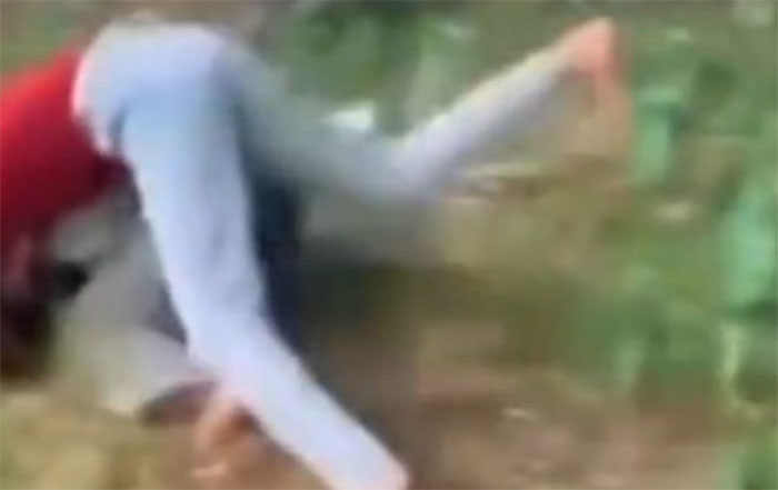 Perkelahian remaja putri di bawah jembatan Air Tiris, Kecamatan Kampar, Kabupaten Kampar, Senin (26/5/2025).