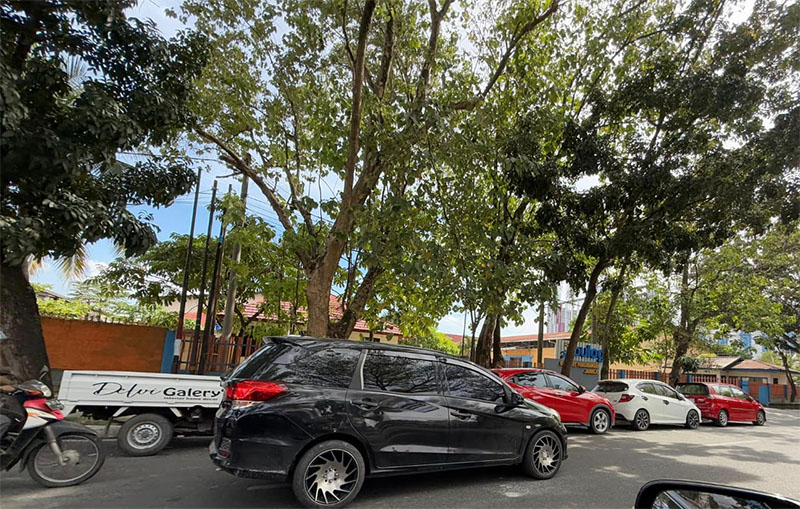 Kendaraan roda empat saat parkir di pinggir Jalan Sudirman, tepatnya di depan Kantor Bulog, Rabu (27/5/2025).