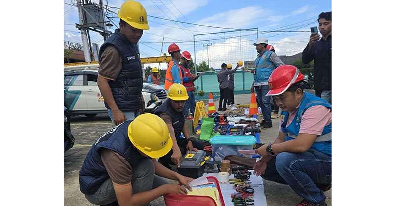 Petugas PLN Bengkalis melakukan pengecekan perangkat listrik dan mempersiapkan peralatan lapangan menjelang pemadaman bergilir setiap sore hari.