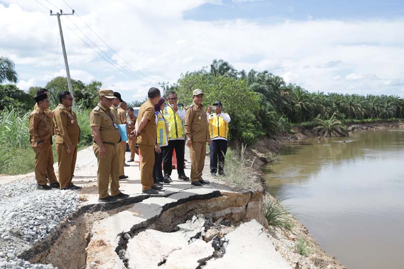 Wakil Bupati Rohul H Syafaruddin Poti SH MM mendampingi Kepala BWSS III Pekanbaru Syauqiyatul Afnani Rangkuti ST MT meninjau kondisi jalan