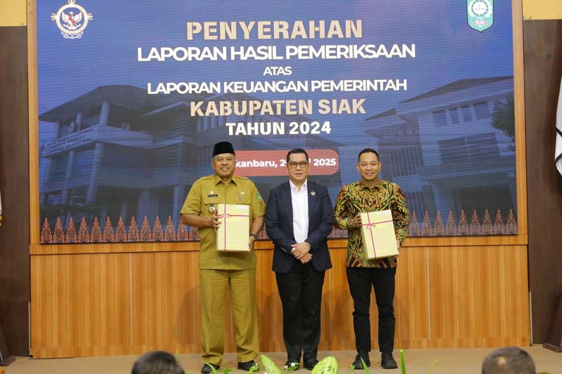 Bupati Siak Alfedri dan Ketua DPRD Indra Gunawan menerima Opini WTP dari Kepala Perwakilan BPK RI Perwakilan Provinsi Riau Binsar Karyanto di auditorium Kantor BPK RI
