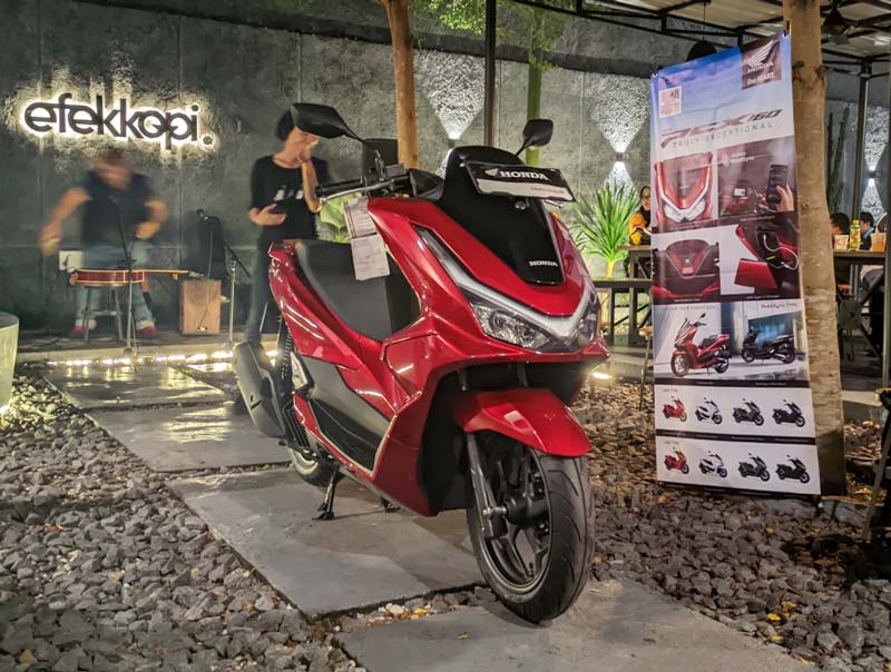Honda PCX 160 menawarkan kecang&shy;gihan dan teknologi yang memudahkan pengendara khususnya saat melakukan touring atau perjalanan jauh.