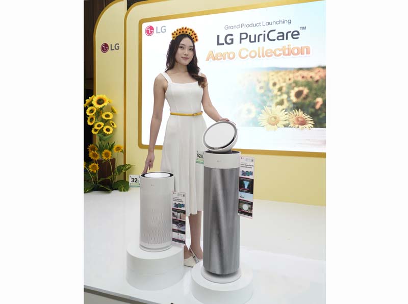 Salah seorang SPG saat memperkenalkan dua LG Air Purifier baru dalam ekspose di Jakarta, Selasa (27/5/2025).