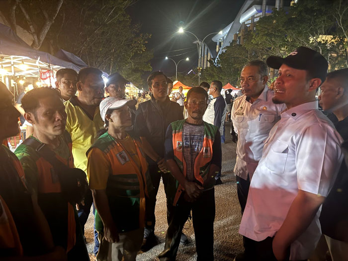 Wako Pekanbaru Agung Nugoro menemui para jukir saat meninjau Kuliner Malam Cut Nyak Dien pada Rabu (28/5/2025).