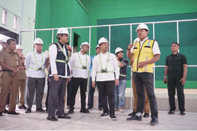 Menteri Sosial Saifullah Yusuf didampingi Gubernur Riau Abdul Wahid meninjau pengerjaan Sekolah Rakyat di Sentra Abiseka, Jalan Sekolah, Rumbai, Pekanbaru.