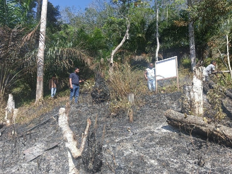 Personel Polres Kuansing melakukan cek lokasi kejadian kebakaran di Hutan Lindung Bukit Betabuh Kecamatan Kuantan Mudik, Senin (26/5/2025).