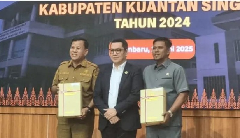 Bupati Kuansing Dr H Suhardiman Amby MM, Kepala BPK RI Perwakilan Riau Binsar Karyanto, Wakil Ketua II DPRD Kuansing, Romi Alfisah Putra saat penyerahan LHP BPK RI tahun 2024, Senin (26/5/2025).