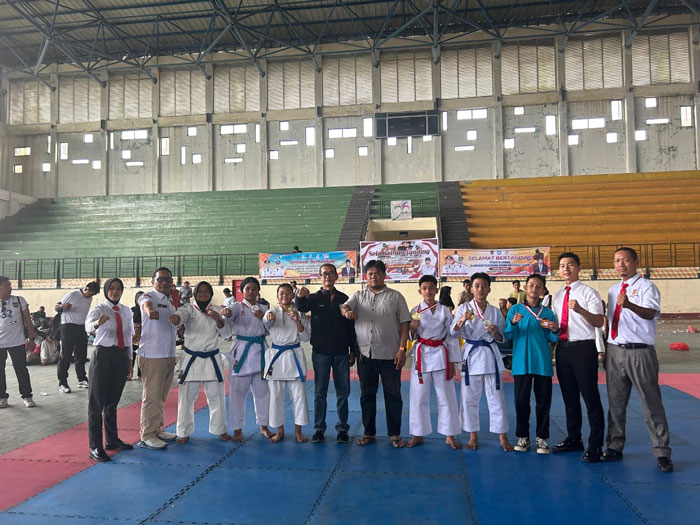 Siswi SMPN I Tembilahan Hulu (lima dari kiri) raih emas dalam ajang karate seleksi O2SN tingkat Kabupaten Inhil, Rabu (28/5/2025).