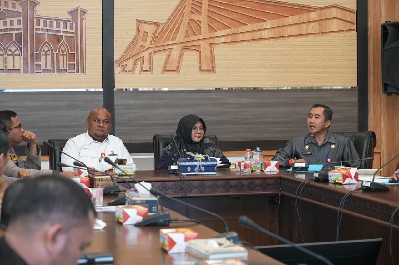 Pj Sekda Siak Fauzi Asni, Bupati dan Wakil Bupati terpilih Afni Zulkifli dan Syamsurizal, serta Kabagops Polres Siak  Didi Antoni dan kepala OPD, tokoh masyarakat mengikuti rapat persiapan pelantikan.