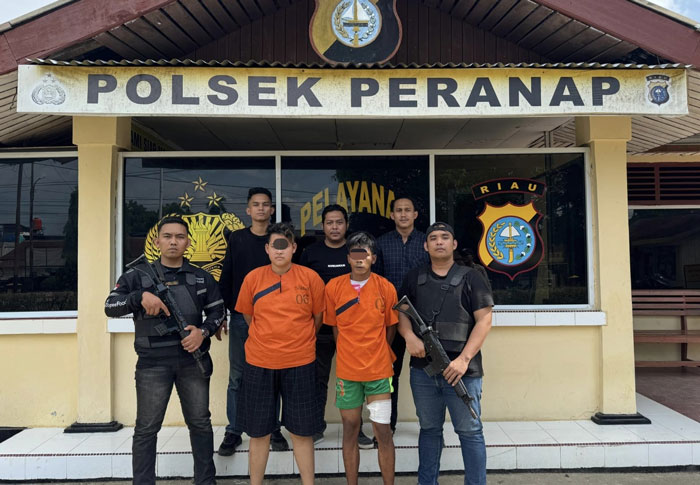 Kedua terduga pelaku pembunuh terhadap Suyono saat diamankan Tim Polsek Peranap, Rabu (28/5/2025).