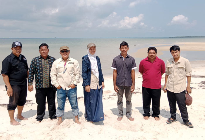 Pokdarwis Desa Suka Damai saat mendampingi tim verifikasi objek usulan HKm di Beting Aceh pada 21 Mei 2025 lalu.