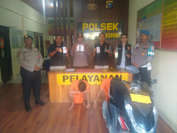 Kapolsek Pangkalan Kerinci AKP&nbsp;Tatit&nbsp;Rizkyan Hanafi SIK bersama personil mengamankan 2 BHL pengedar sabu di Jalan Lintas Timur Gang Mandiri, Pangkalan Kerinci Timur, Pelalawan, Selasa (27/5/2024).
