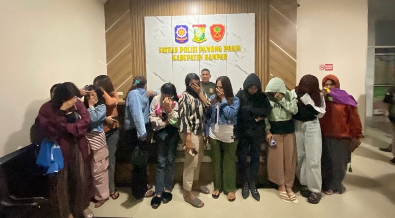 Satpol PP Kabupaten Kampar menggelar patroli di sejumlah kafe dan mengamankan 12 wanita di wilayah Kecamatan Tapung, Rabu dini hari (27/5/2025).