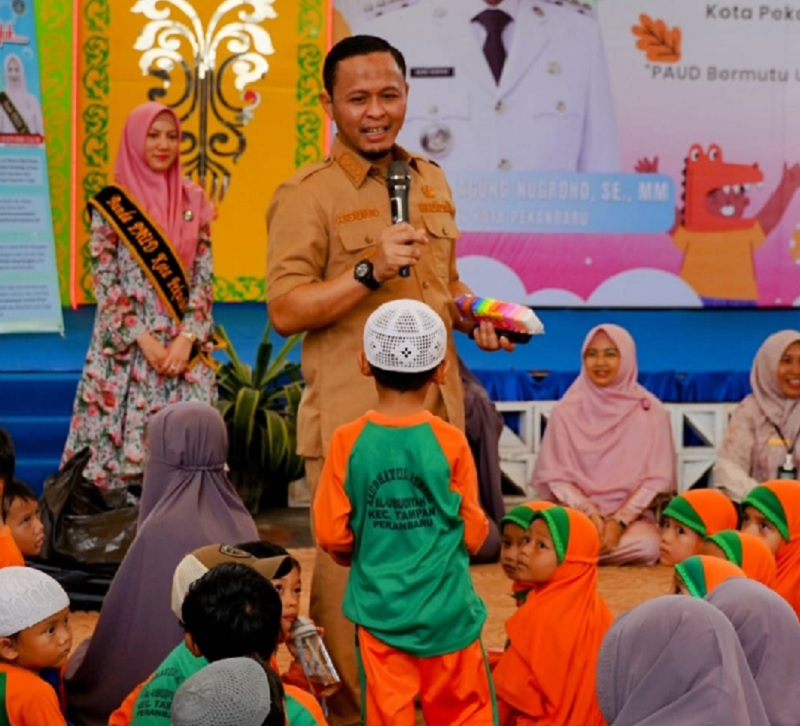 Wako Pekanbaru Agung Nugroho didampingi Bunda PAUD Kota Pekanbaru, Hj. Sulastri langsung memperkenalkan Rumah Singgah Tuan Kadi dan sejarah Budaya Lokalnya pada anak usia dini.