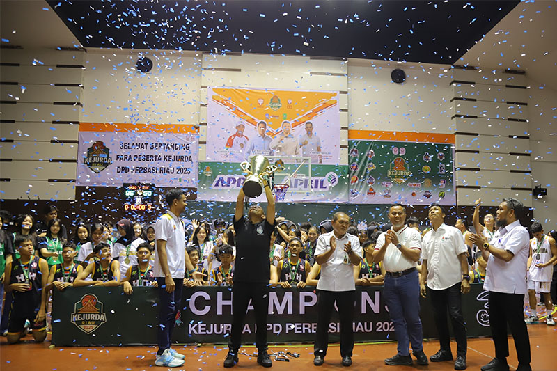Ketua Perbasi Pekanbaru Victor Yonathan mengangkat trofi juara umum Kejurda Basket Riau 2025 di GOR Tribuana Pekanbaru, Rabu (28/5/2025).