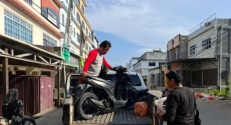 Tim Polsek Peranap saat mengamankan barang bukti sepeda motor milik korban, Kamis (29/5/2025).
