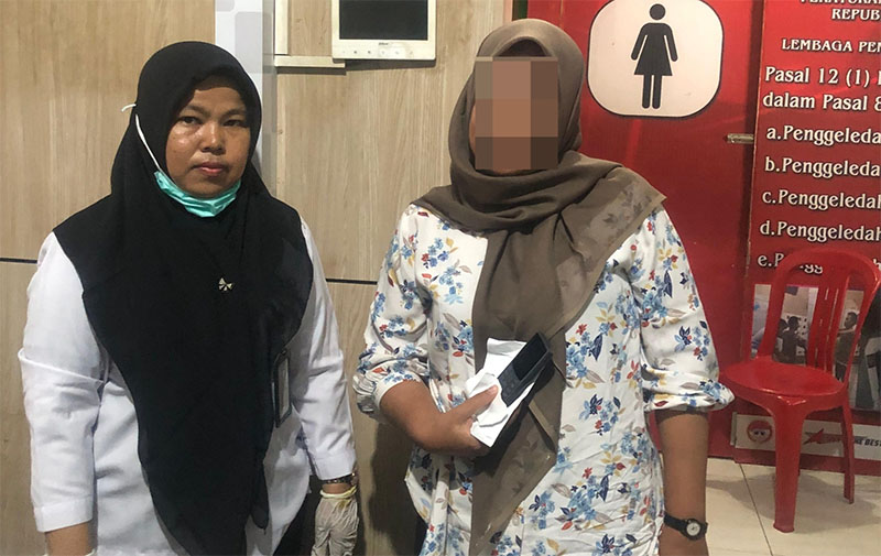 Petugas Lapas Kelas IIA Bangkinang menggagalkan upaya penyelundupan handphone dari pengunjung yang akan diserahkan kepada salah seorang warga binaan yang ada di dalam Lapas, Rabu (28/5/2025).