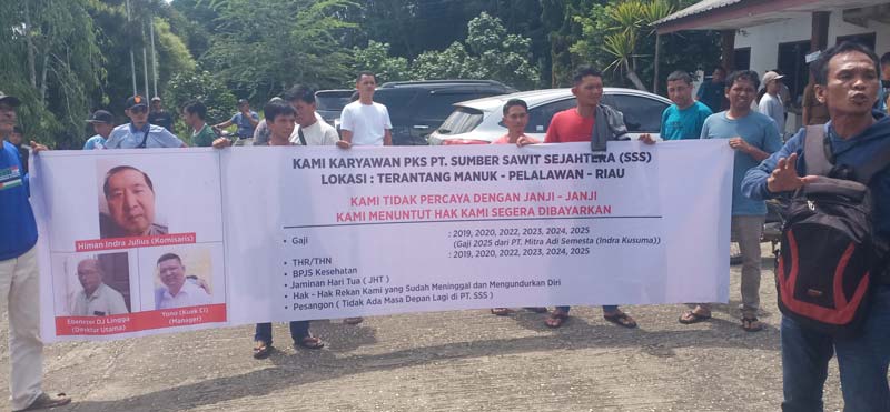 Karyawan PT Sumber Sawit Sejahtera menggelar aksi dan mediasi bersama manajemen perusahaan di depan Kantor PKS PT SSS Desa Terantang Manuk, Kecamatan Pangkalankuras.