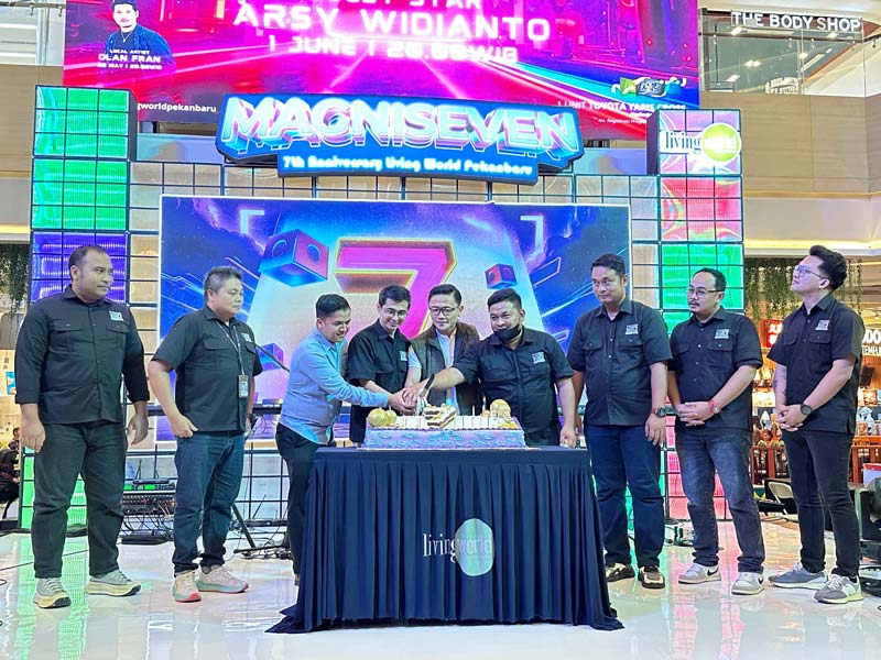 General Manager Living World Pekanbaru Bobby Abdullah (tengah) didampingi perwakilan tenant mitra Living World dan jajaran managament Living World Pekanbaru berfoto bersama