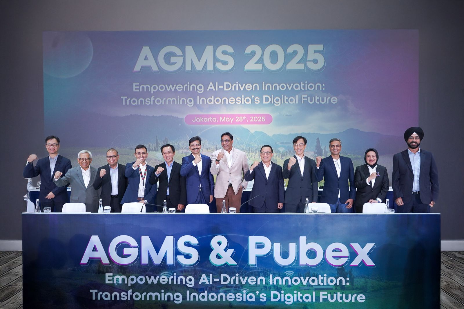President Director and Chief Executive Officer Indosat Ooredoo Hutchison, Vikram Sinha (tengah, jas cream) berfoto bersama jajaran usai Rapat Umum Pemegang Saham Tahunan (RUPST)